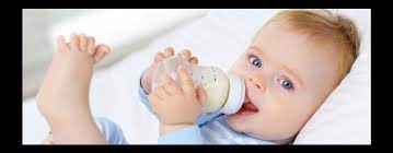 Scapă de sub supravegherea părinților și se târăște în stradă. Studiu Un Bebelus De 12 Luni Inghite In Medie 1 5 Milioane De Microparticule De Plastic Pe Zi Din Biberoane