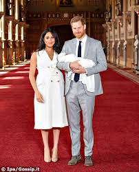 Il 'royal baby', infatti, potrebbe acquisire la doppia cittadinanza (britannica per parte di padre, statunitense per parte di madre) anche. Harry E Meghan Markle Presentano Il Figlio Ecco Le Prime Foto Del Royal Baby Gossip It