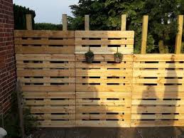Oft lohnt es sich auch einen sichtschutz selber zu bauen, um unschöne. Paletten Sichtschutz Bauanleitung Zum Selber Bauen Selber Machen Garden Projects Diy Garden Projects Diy Fence
