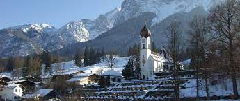 Umgeben von herrlicher natur und mit direktem blick auf die waxensteine und die zugspitze bietet es viele attraktionen für jung und alt, singles und speziell für familien. Grainau An Der Zugspitze