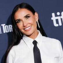 Demi Moore savršena je u haljini koja izgleda kao da je napravljena od  obojenog stakla