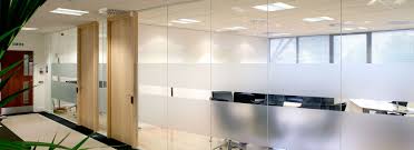 Pin De Tiffany Williams Em Office Escritorios Corporativos Escritorio Interior Divisoria De Vidro