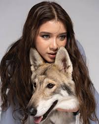 Foto Bareng Alshad Ahmad dan Serigala, Tiara Andini Disebut Mirip Bella  Swan