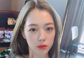 The time of death has been reported to be around 4:00pm kst. Friends Colleagues Mourn Sulli S Death