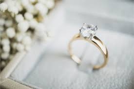 Model cincin kawin tunangan pria domahi sangat cocok dijadikan sebagai cincin kawin, cincin tunangan, maupun hadiah spesial untuk pasangan. Cincin Berlian Untuk Nikah Tunangan Ini Tips Memilihnya