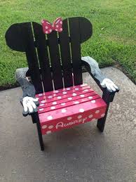 Cute Diy Minnie Mouse Chair Made From Pallets Pallet Projects Furniture Diy Kids Furniture Diy Pallet Projects