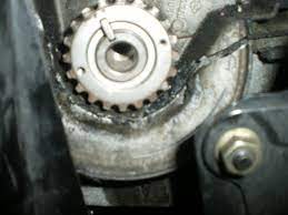 Deviser le galet tendeur de distribution pour détendre la courroie : Courroie Distribution Sur Clio 3 Dci Renault Mecanique Electronique Forum Technique Forum Auto