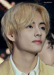 This marks the first time he deviated from the dirty blonde hair. Taehyung Blonde Bts V Taehyung Kim Taehyung