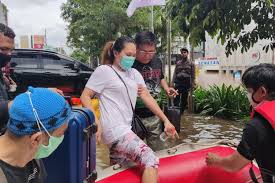 In stock & ready to ship. Banjir Jakarta Buat Kawasan Elite Kemang Berubah Bak Sungai Kumuh Halaman All Kompas Com