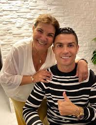 Desde que dolores aveiro afirmou, na apresentação oficial do filho na juventus, que não iria viver com o ronaldo para turim, em itália. Cristiano Ronaldo Treats Mum To Brand New Mercedes 4x4 As Mother S Day Gift Daily Star
