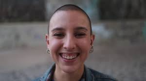 3 600+ Crane Rasé Femme