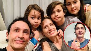 Sebastián estevanez sufrió hace casi dos meses un accidente doméstico en el que le explotó un bidón de alcohol y le produjo una serie de heridas y quemaduras. Tras Quemarse La Cara Con Alcohol Sebastian Estevanez Mostro Como Se Recupera Feliz Primavera Revista Paparazzi