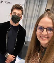 Necessario allo stadio, forse a teatro e al bar. Video Charles Leclerc At The Giorgio Armani Made To Measure Event In Dubai