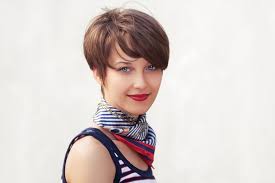 Krótkie fryzury mogą być bardzo kobiece i eleganckie. Modne Krotkie Fryzury Damskie