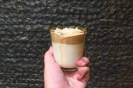Dalgona coffee yang baik terlihat dari busa kopi yang tidak tenggelam saat dituang diatas susu yang telah diberi es batu. Pengalaman Bikin Dalgona Coffee Bukan Aduk 400 Kali Tapi Ini Caranya Halaman All Kompas Com