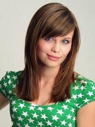 Bei einem stufenschnitt werden die äußeren haare kürzer geschnitten als die inneren haare. Lassige Haarstylings Fur Mittellange Haare Mit Schragem Pony Frisur Styling