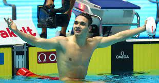 Hozzátette, figyelt a technikai elemek betartására, a végén pedig segített neki a hajrában, hogy az utolsó fordulónál viszonylag közel. Kristof Milak Breaks Michael Phelps S 200 Fly World Record Beauty Technique