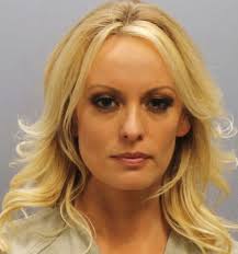 Atriz pornô em litígio com Trump é presa em clube de striptease | Mundo | G1