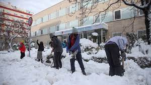 In de studentenstad salamanca in het middenwesten van spanje, ligt al meer dan tien centimeter sneeuw.de vroege sneeuwval is een schril contrast met de extreme hitte in het land afgelopen zomer. Race Tegen De Klok In Spanje Om Wegen Sneeuwvrij Te Maken Nos