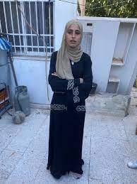 برزت الشابة المقدسية منى الكرد (23 عاما) بعد أن ظهرت بشريط فيديو وهي تجادل مستوطنا إسرائيليا استولى على منزل في حي الشيخ جراح بالقدس. 5az Lrk8o9wzcm
