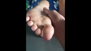 Teen de pies pequeños muestra y juega con él.