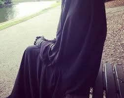 Sebenarnya hal tersebut tidak sepenuhnya berbeda dari tren kebiasaan saat. Lukisan Gambar Orang Pakai Purdah Kartun