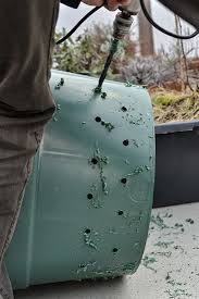 Fur Die Beluftung Werden Locher In Die Regentonne Gebohrt Kompost Regentonne Garten Hochbeet