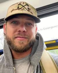 HELLO WALLS DO YOU STILL MISS HER?