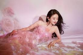 Triệu lệ dĩnh, (chữ hán: Ba Máº¹ 1 Con Triá»‡u Lá»‡ DÄ©nh Tháº§n Thai NhÆ° Tien Ná»¯ Chiáº¿m Trá»n Spotlight Cá»§a Ä'an Em Kem Tuá»•i