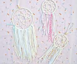 Un attrape reve multicolore, modèle de capteur de rêve bohème, explosion de couleurs. Diy Comment Fabriquer Un Attrappe Reves Dream Catcher