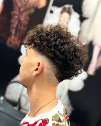 Tante immagini con idee look maschili per gli uomini con capelli ricci e mossi. Tagli Capelli Ricci Uomo Tante Scelte Per Un Look Alla Moda Capellistyle