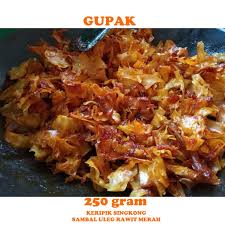Tak heran bila keripik singkong menjadi cemilan favorit banyak orang. Keripik Singkong Pedas Kiloan 250 Gram 1 4 Kg Cassava Chips Cabai Merah Shopee Indonesia