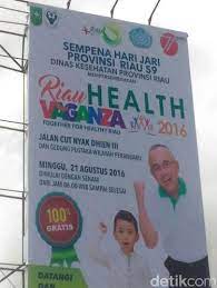 Tu banyak gambar bapak di baliho baliho pake face shield,,katanya protokol kesehatan bagaimana ni @humasaceh @novairiansyah. Baliho Raksasa Gubernur Riau Untuk Acara Kesehatan Sempat Salah Tulis