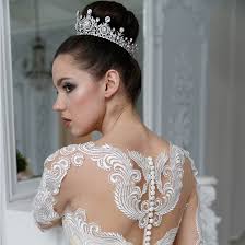Chignon de mariée ou coiffure de mariage, il y en a pour tous les goûts chignon tressé, idée coiffure de mariage une demiqueue avec une tresse. Couronne Mariage Swarovski Cristal Diademe Royale Argent Ou Dore