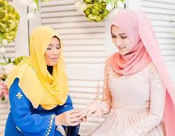 Beliau pernah dicalonkan untuk anugerah most influential blog award pada tahun 2011. Hanis Zalikha Selamat Bertunang Nikah 5 Jun Ini