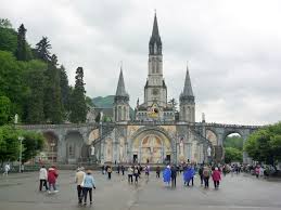 Le chapelet quotidien médité de la grotte des apparitions de lourdes (france).revoir le chapelet des mystères joyeux retransmis en direct sur tv lourdes le premier samedi du mois (office du milieu du jour, chapelet, messe) en direct avec les frères et les sœurs de st pierre de colombier.accédez. Basilique Notre Dame Du Rosaire De Lourdes Wikipedia
