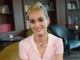 You may know katy from her award winning hits such as 'i kissed a girl' or 'teenage dream'. Katy Perry Sorgt Mit Look Fur Spekulationen Kaum Mehr Wiederzuerkennen Stars