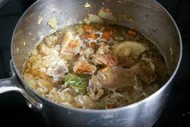 realisation d un fond brun rapide ou jus de viande technique culinaire par chef simon cuisine cuisine et boissons culinaire