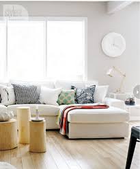 Rideaux blanc, canapé blanc, murs blancs, tapis blanc habillent cette pièce de vie avec chic et décontraction. La Deco Scandinave Une Tendance Deco Maison Qui Monte