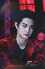 May mga idolo bang may piercings? : r/kpophelp