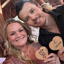 Deer Hunting Seasons Conclude with Hunters in Illinois Taking Preliminary  Total of 162,575 Deer Complete info visit http://bit.ly/3jiUnLP Fall  Archery Turkey Harvest link  https://www2.illinois.gov/dnr/news/Documents/IDNR-FallArcheryTurkeyHarvest  ...