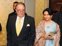 The body of mansoor ali khan pataudi is carried by his son saif ali khan in new delhi. When Mansoor Ali Khan Pataudi Gifted Sharmila Tagore Seven Refrigerators Filmfare Com