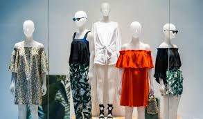 98 800+ Mannequin Magasin Photos et images libres de droits - iStock |  Mannequin de couturière, Stockman, Vitrine