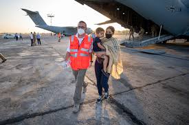 Thousands of afghans have amassed on the tarmac at kabul's international airport in the hours after the taliban captured the capital. Dcyorzoxvw Kmm