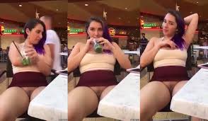 Loira madura sensual e sem calcinha