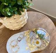 Bandeja decorativa para tazas en resina epoxi y flores secas | Bandeja de  joyería blanca nacarada y margaritas, pan de oro. - Etsy México