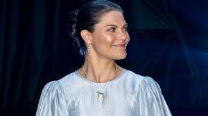 Wer sich das schon gefragt hat, bekommt jetzt ein hübsches update von kronprinzessin victoria. Kronprinzessin Victoria Ein Susses Detail Macht Ihren Look Besonders Leute