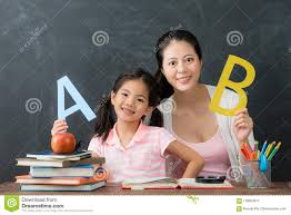 Familia Feliz De Mama Con La Hija Que Estudia Ingles Imagen De Archivo Imagen De Aprendizaje Muchacha 108924817