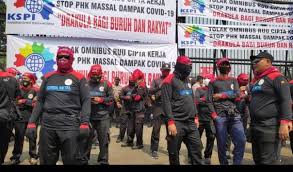 Umumnya, peringatan hari buruh dirayakan dengan aksi para pekerja yang turun ke jalan, menyuarakan aspirasi mereka. Hari Buruh 2021 Kspsi Tidak Turun Ke Jalan Tapi Kirim Petisi Ke Istana Dan Mk