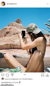 Kendall jenner was spotted on a 'road trip' with her friend and nba star devin booker during lockdown amid the coronavirus pandemic on tuesday. Kendall Jenner Enjoys Dinner With Her Beau Devin Booker Daily Mail Online